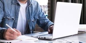Continúa el dictado de clases virtuales a profesionales que se capacitan en la Escuela