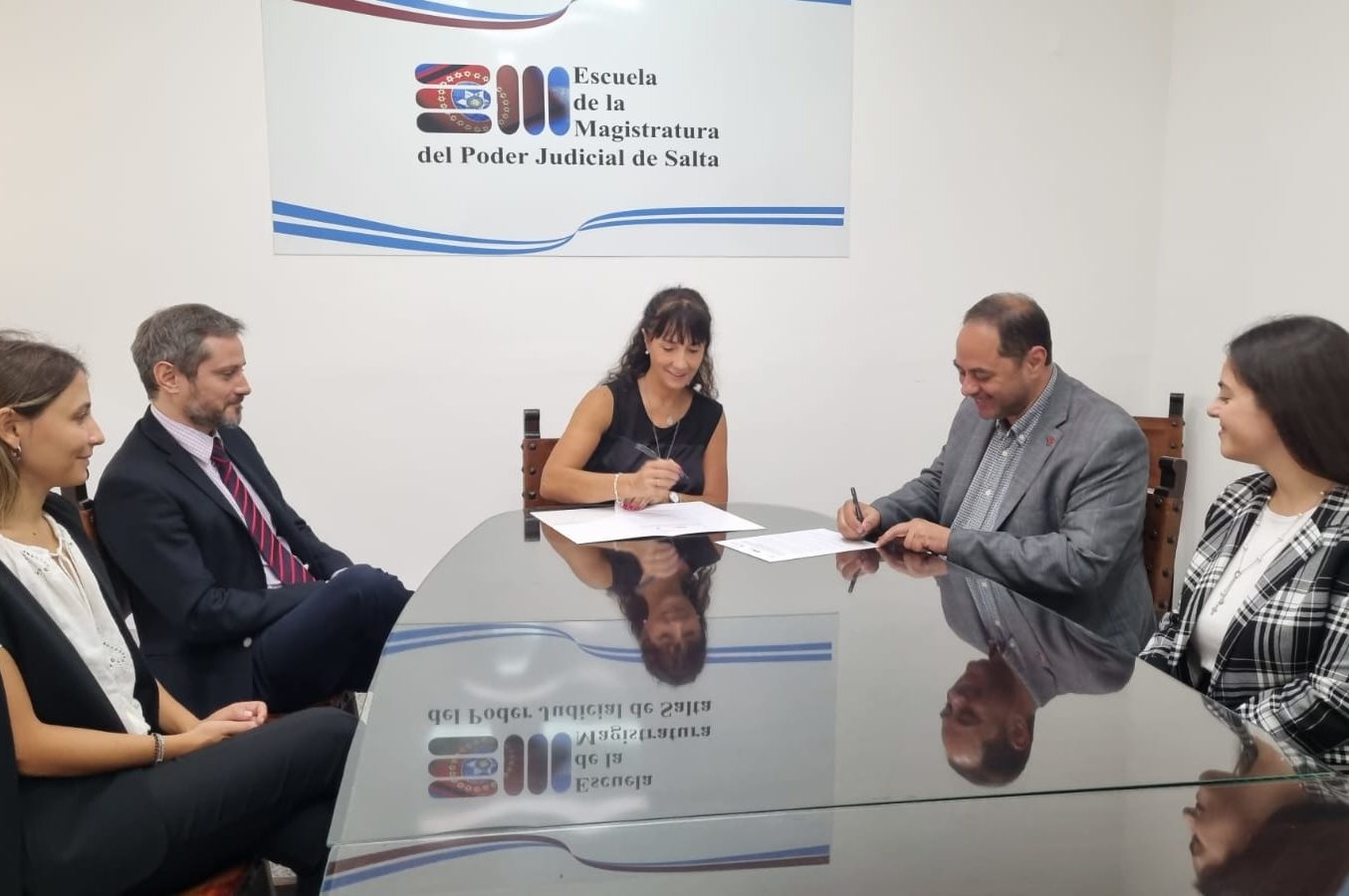 La jueza Gauffin firmó protocolo con UCASAL para incentivar la investigación