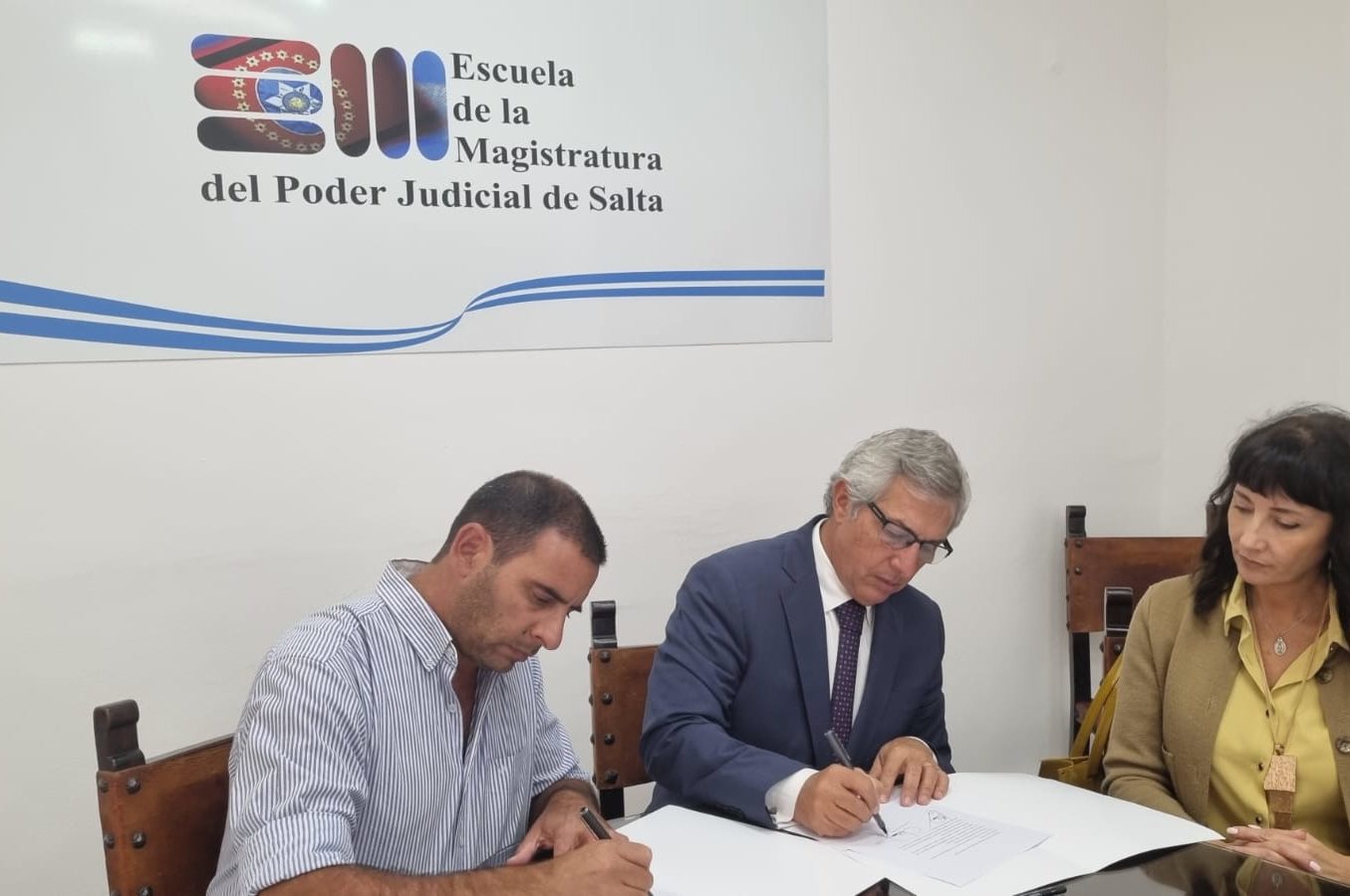 La Escuela de la Magistratura suscribió convenio con EDINOA