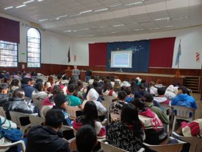Charlas interactivas a alumnos de escuelas sobre uso de tecnología