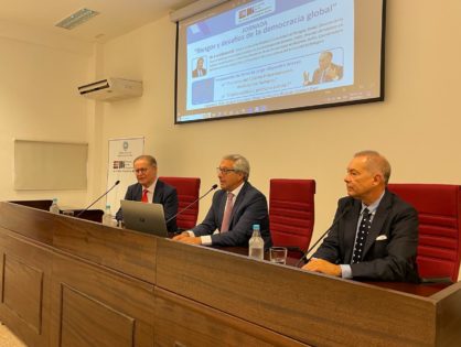 El juez Vittar encabezó la jornada sobre riesgos y desafíos de la democracia global