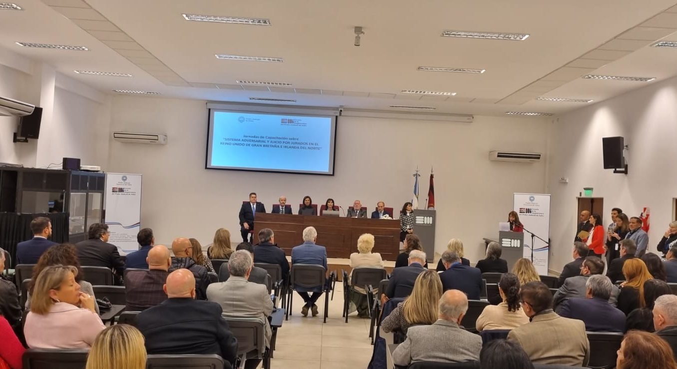 Jueces británicos exponen en Salta sobre sistema adversarial y juicios por jurados