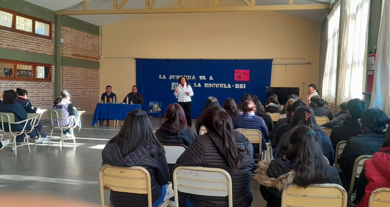 La “Justicia sale a las escuelas” llega a los municipios