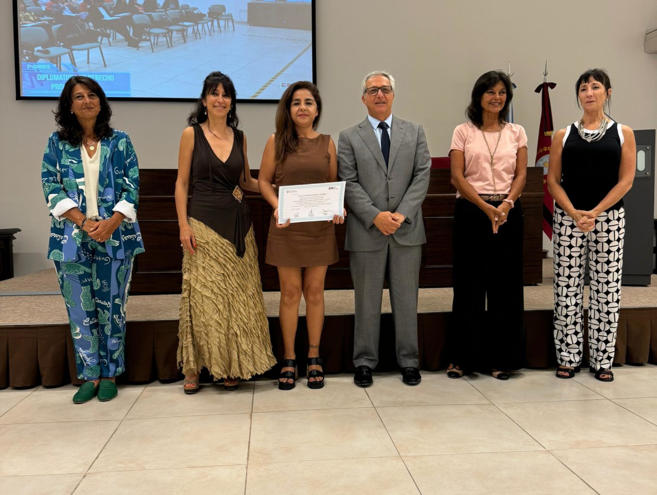 Entrega de certificados a alumnos de diplomatura en derecho penal
